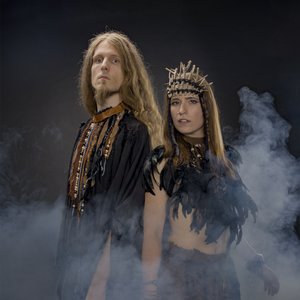 Itinera - Figures mystiques dans la brume : une rencontre entre l'homme et la femme sauvage