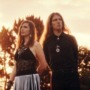 Itinera - À l'aube d'un nouveau jour : éclat et mystère des silhouettes.