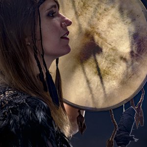 Itinera - Femme et tambour : Échos d'une tradition ancestrale