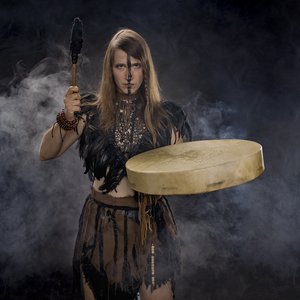 Itinera - Guerrière mystique avec tambour dans la brume magique