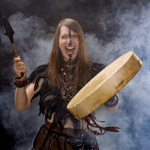 Itinera - Femme chaman en pleine transe avec un tambour dans un nuage de fumée.