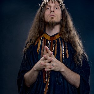 Itinera - Portrait d'un sage mystérieux dans un décor sombre et intrigant