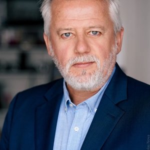 Jacques CHAMBON - Portrait professionnel d'un homme en costume élégant avec une barbe grise.