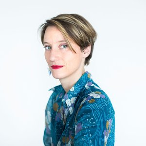 Julia COLIN - Portrait élégant d'une femme en blouse bleue à motifs, fond blanc