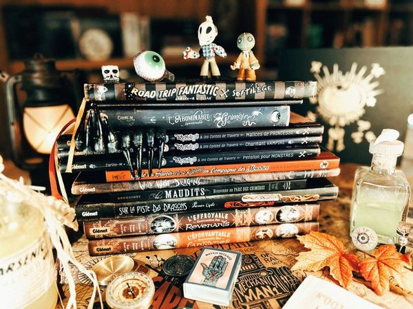 Arsenic et Boule de gomme - Pile de BD fantastiques et curiosités d'un cabinet d'automne