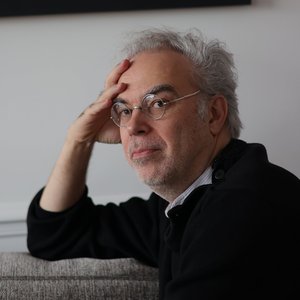 Laurent GONTIER - Portrait d'un homme pensif dans un cadre intérieur apaisant