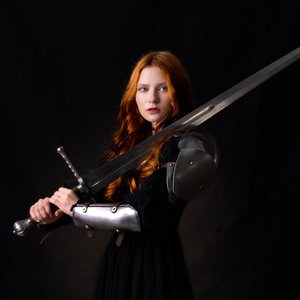 Lilith Max - La guerrière au regard déterminé et à l'épée scintillante