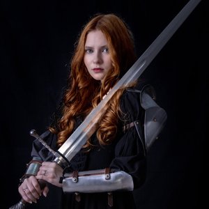 Lilith Max - La guerrière aux longs cheveux roux et son épée brillante