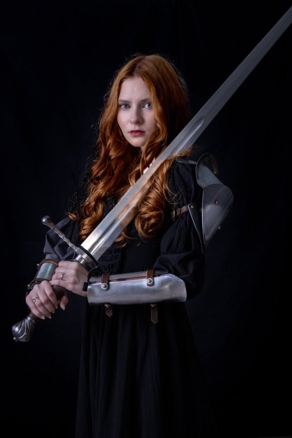 Lilith Max - La guerrière aux longs cheveux roux et son épée brillante