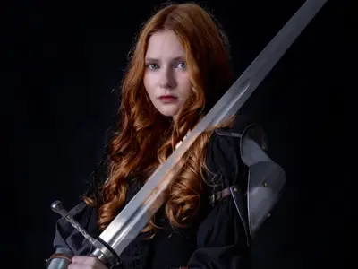 Lilith Max - La guerrière aux longs cheveux roux et son épée brillante