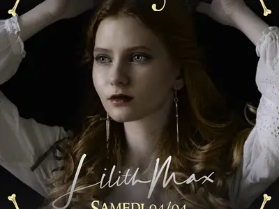 Lilith Max - Portrait d'une jeune femme avec des cheveux bouclés, à l'air pensif, sur fond sombre.