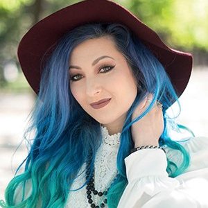 Georgia CALDERA - Élégance printanière : un portrait captivant sous le soleil.