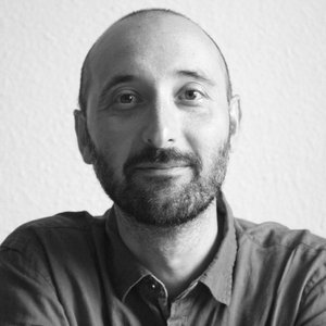 Jean-Laurent DEL SOCORRO - Portrait d'un homme souriant en noir et blanc