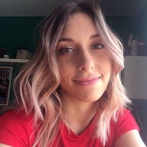 Livia PASTORE - Portrait ensoleillé d'une jeune femme au sourire doux