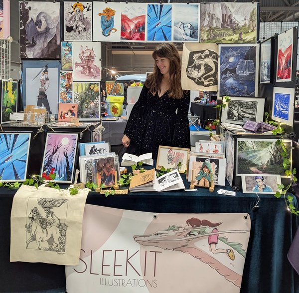 SLEEKIT - Stand d'illustratrice au salon : affiches, estampes et livres