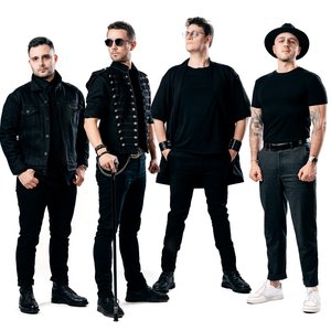 MAGOYOND : Le Cabaret Macabre du Métal Alternatif - Groupe de musique en tenue noire moderne et élégante dans une pose confiante.