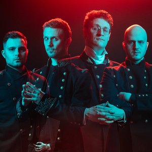 MAGOYOND : Le Cabaret Macabre du Métal Alternatif - Quatuor mystérieux dans des tenues élégantes et une ambiance lumineuse captivante