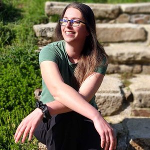 Eva MARTIN - Sourire au soleil sur les marches en pierre