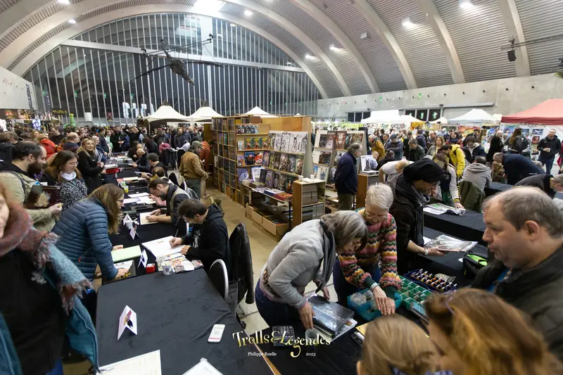 La section littérature et BD du festival Trolls et Légendes.  Les visiteurs discutent avec les auteurs et les illustrateurs.