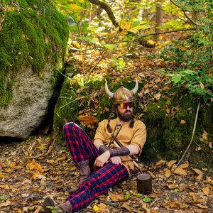 Bardix le Gaulois - Viking moderne en pleine nature : un moment de détente dans les bois d'automne.