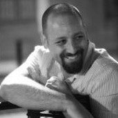 Stefano MARTINO - Portrait en noir et blanc d'un homme souriant