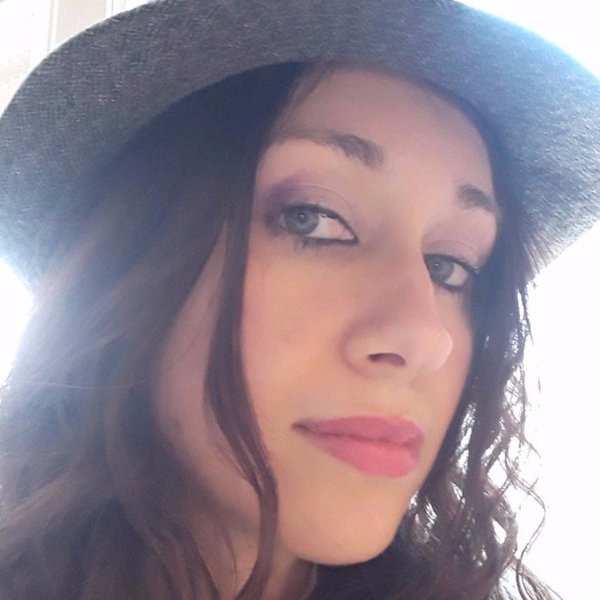 Mariacristina FEDERICO - Regard rêveur sous un chapeau