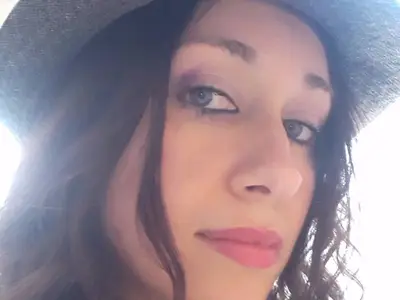 Mariacristina FEDERICO - Regard rêveur sous un chapeau