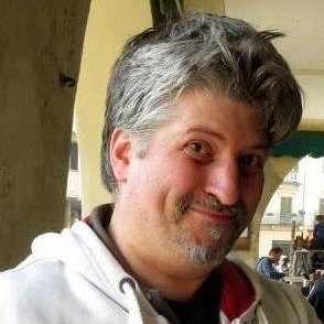 Andréa CUNEO - Un sourire amical sous un auvent ensoleillé