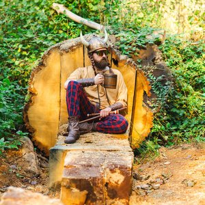 Bardix le Gaulois - Viking moderne : entre nature et tradition dans les bois.