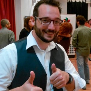 Miguel Angel RUIZ - Homme souriant en gilet donnant deux pouces levés