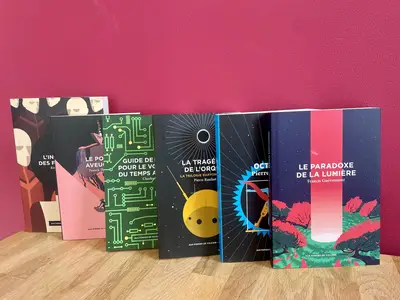 . - Livres alignés: festival de couvertures sur fond rose