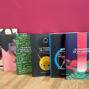 . - Livres alignés: festival de couvertures sur fond rose