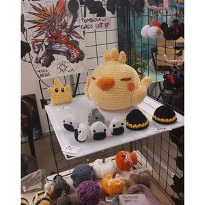 Aurélien Et Olivia NEIL_FSSQ ET TABOLI1308 - Créations en crochet : un mélange de mignonnerie et de créativité artisanale.