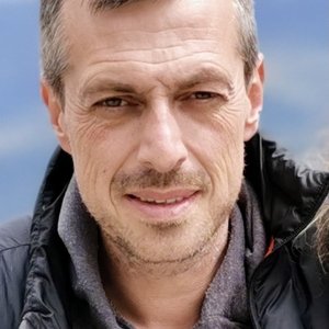 Thory TALE - Portrait d'un homme mature en extérieur, regard serein