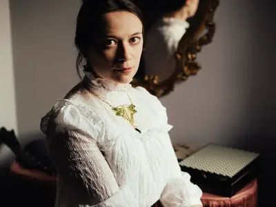 Catherine LOISEAU - Portrait intemporel d'une femme en tenue vintage élégante