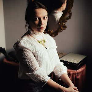 Catherine LOISEAU - Portrait intemporel d'une femme en tenue vintage élégante