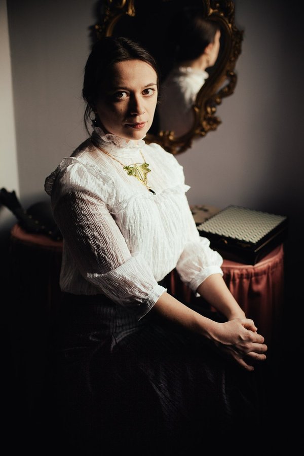 Catherine LOISEAU - Portrait intemporel d'une femme en tenue vintage élégante