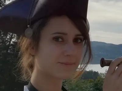 Ellie GREEN - Aventurière au bord de l'eau avec un chapeau de pirate et des lunettes steampunk