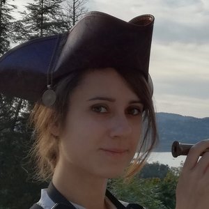 Ellie GREEN - Aventurière au bord de l'eau avec un chapeau de pirate et des lunettes steampunk