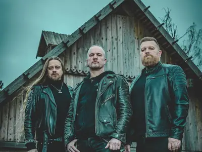 Månegarm - Les guerriers du métal devant une cabane mystérieuse