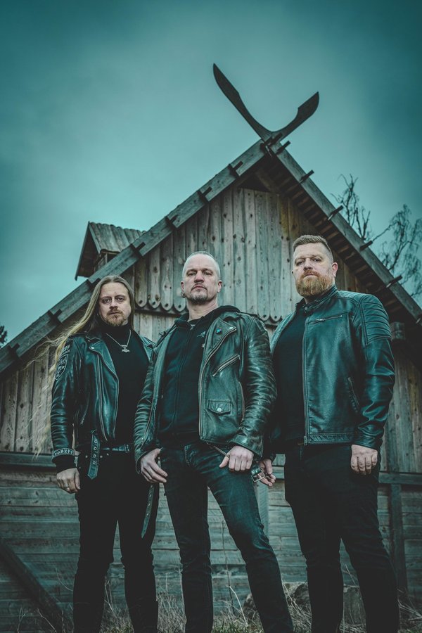 Månegarm - Les guerriers du métal devant une cabane mystérieuse