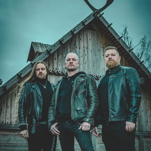 Månegarm - Les guerriers du métal devant une cabane mystérieuse