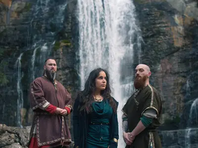 Det Var - Gardiens des légendes au bord de la cascade majestueuse