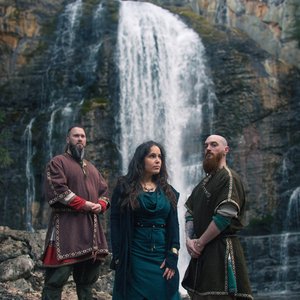 Det Var - Gardiens des légendes au bord de la cascade majestueuse