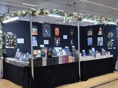 Le hĂ©ron d'argent - Salon du livre : un univers enchantĂ© d'Ćuvres littĂ©raires et de crĂ©ations artistiques