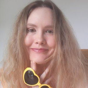 Siècle VAELBAN - Un sourire radieux et des lunettes de soleil en forme de cœur