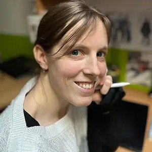 Stéphanie LE CHEVALIER - Sourire créatif dans un atelier artistique moderne