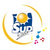 Logo de Sud Radio, avec un soleil jaune sur fond bleu, entouré d'un cercle jaune. Des notes de musique colorées en bas à droite.