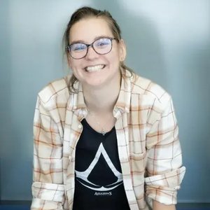 TPIU - Sourire radieux d'une passionnée d'Assassin's Creed en pleine discussion