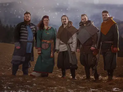 Valar - Groupe de personnages en costumes médiévaux sur un champ enneigé dans la nature.
